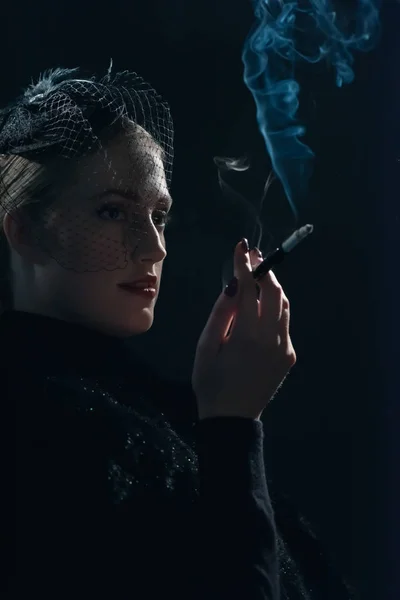 Vintage années 1940 femme en voile chapeau avec cigarette . — Photo