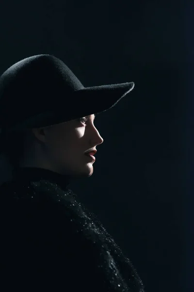 20世纪40年代的戴黑帽子的女人 侧视图. — 图库照片
