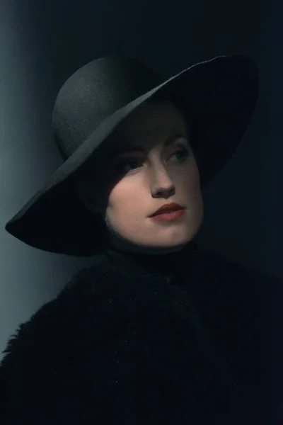 Mujer retro de 1940 en sombrero negro . — Foto de Stock