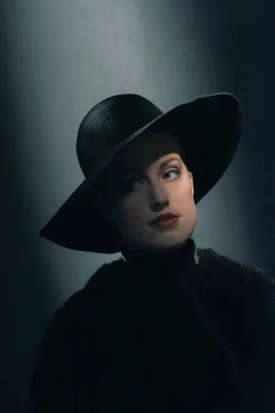 Retro 1940 žena v černém klobouku. — Stock fotografie