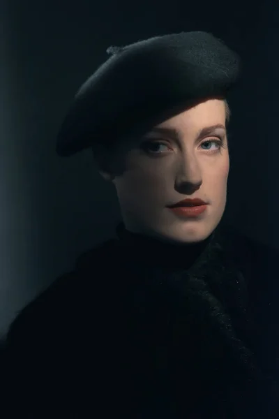 Retro 1940 's vrouw draagt baret. — Stockfoto