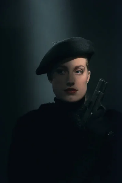 Retro 1940s woman in beret holding pistol. — Stock Photo, Image