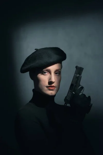 Retro 1940s woman with beret holding pistol. — Stock Photo, Image