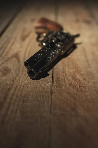 Pistola histórica del revólver en el suelo de madera viejo . —  Fotos de Stock