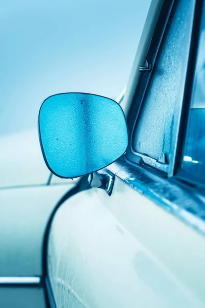Внешнее зеркало классического автомобиля в тумане . — стоковое фото