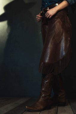 Deri çizmeler ve kovboy kızlar..