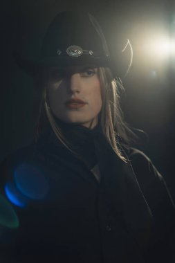 Siyah gömlekli ve şapkalı sarışın kovboy kız..