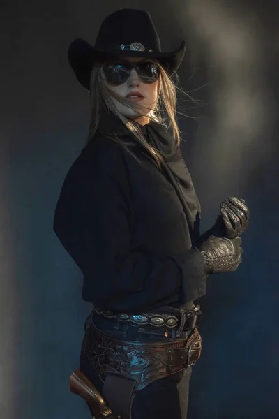 Blonde cowgirl in black hat wearing dark sunglasses. — Stock Photo, Image