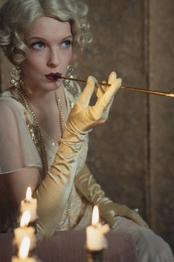 1920 'lerin modası. Kanepede sigara içen kadın.