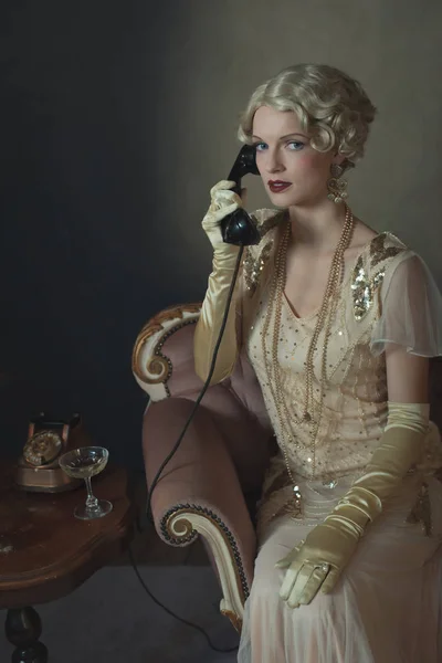 Ретро 1920-х мода женщина по телефону, сидя на диване bes — стоковое фото