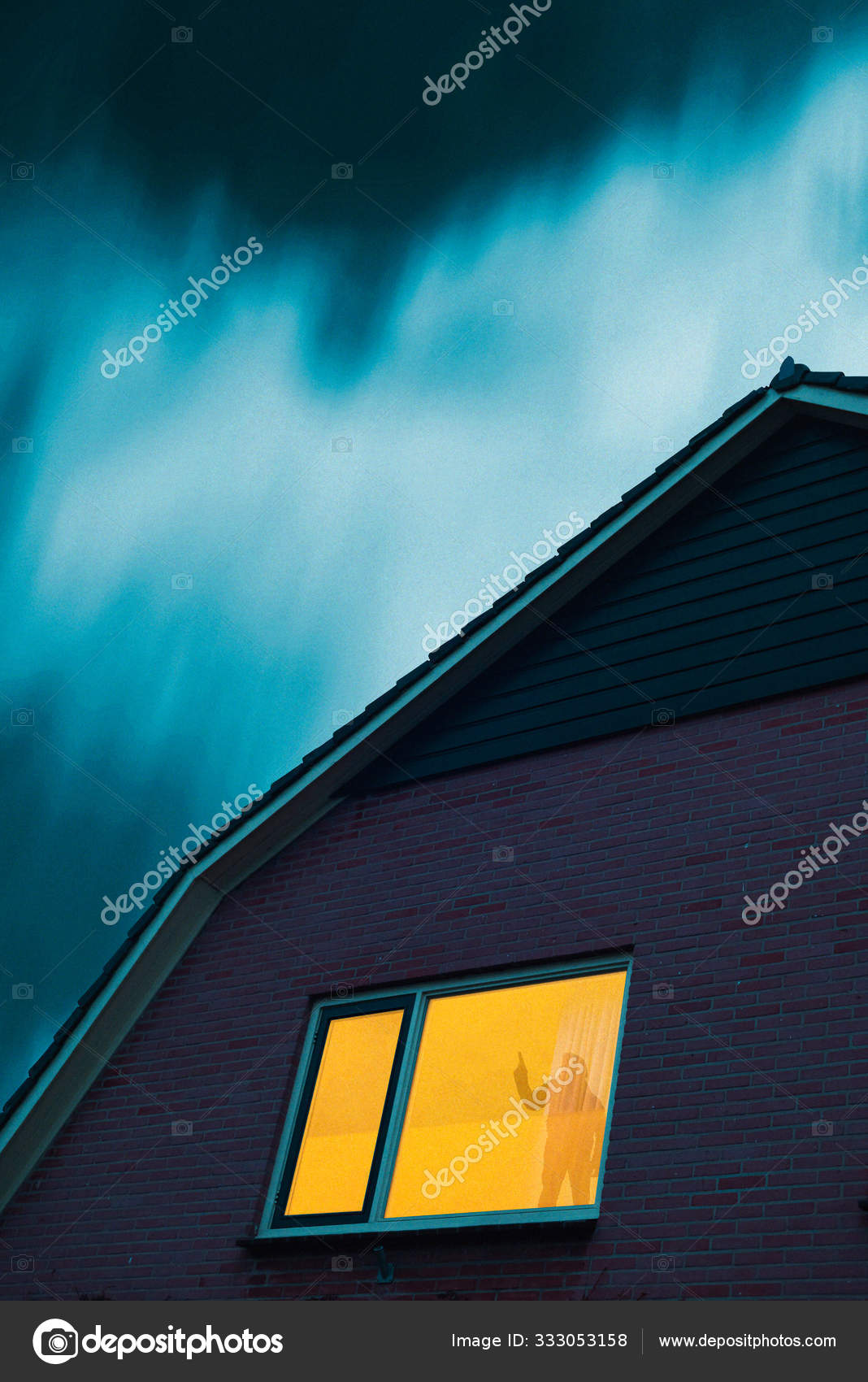 Una casa moderna en el cielo con nubes reflejadas en una ventana de