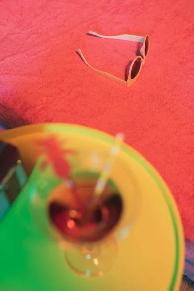 Güneş gözlüğü, sarı masa, kokteyl ve Po. — Stok fotoğraf