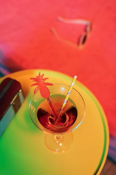 कॉकटेल पेय और पोर्टेबल रेडियो के साथ पीला टेबल सनब के पास — स्टॉक फ़ोटो, इमेज