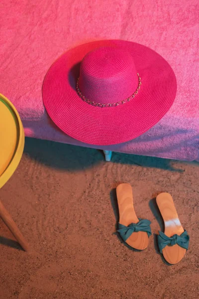 Chapeau de plage rose sur un transat avec des chaussures vintage des années 1950 à côté de — Photo