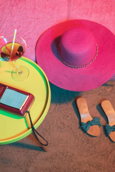 Pink beach hat on sunbed with vintage 1950an ladies shoes and yel — Stok Foto