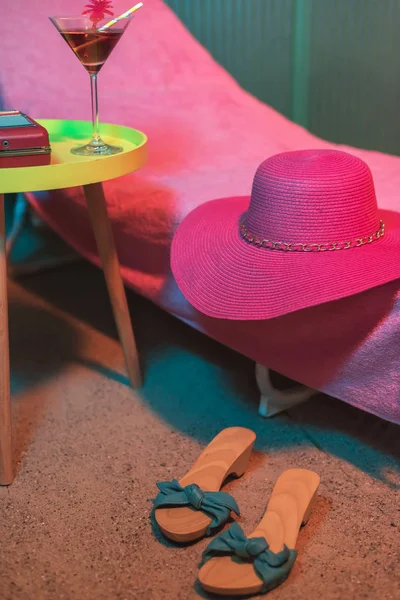 Chapeau de plage rose sur un transat avec des chaussures vintage pour dames des années 1950 et des bâtons — Photo