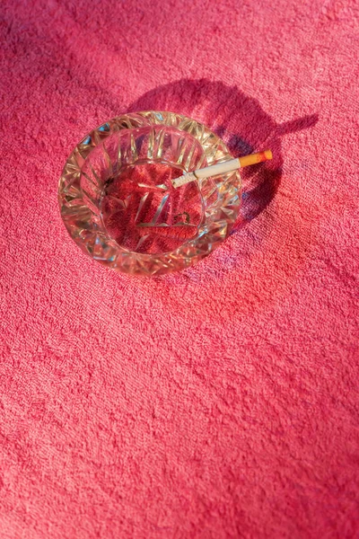 ピンクのタオルで日焼けのタバコと灰皿. — ストック写真