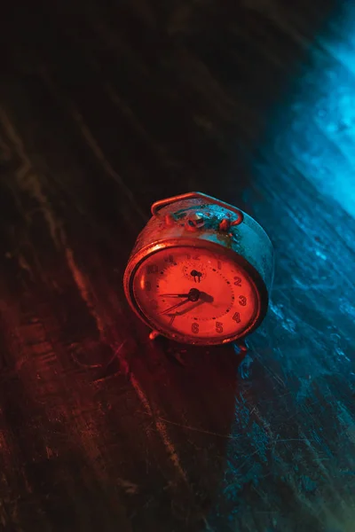 Reloj despertador viejo y polvoriento en la mesa de madera usada por la noche . —  Fotos de Stock