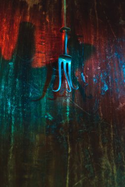 Çizik ahşap masadaki eski et çatalı..