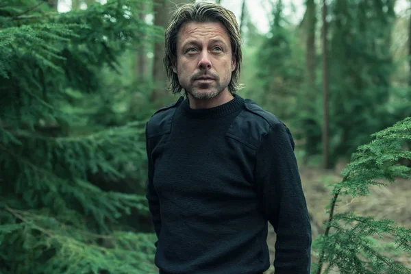 Hombre en suéter de lana negro en el bosque . —  Fotos de Stock