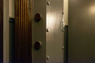 Bir bankanın eski usul kasa kapısını açtım..