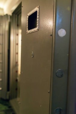 Bir bankanın eski usul kasa kapısını açtım..