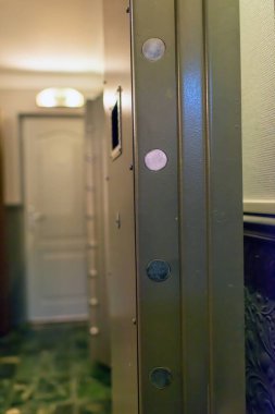 Bir bankanın eski usul kasa kapısını açtım..