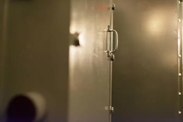 Opened old-fashioned solid vault door of a bank. — Stock Photo, Image