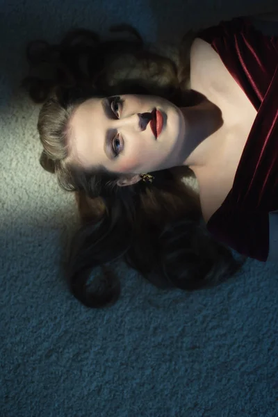 死了的女人 金发碧眼 穿着红衣服 躺在白地毯上 — 图库照片