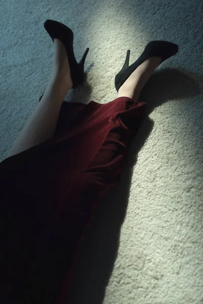 Femme Robe Rouge Chaussures Noires Sur Tapis Blanc — Photo
