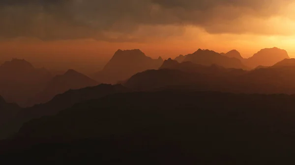 Zdalny Krajobraz Górski Zachmurzonym Zachodzie Słońca — Zdjęcie stockowe