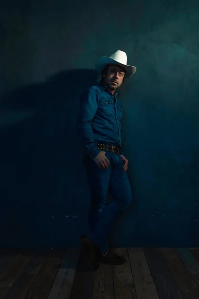 Мужчина Джинсовой Рубашке Ковбойской Шляпе Стоящий Напротив Стены — стоковое фото