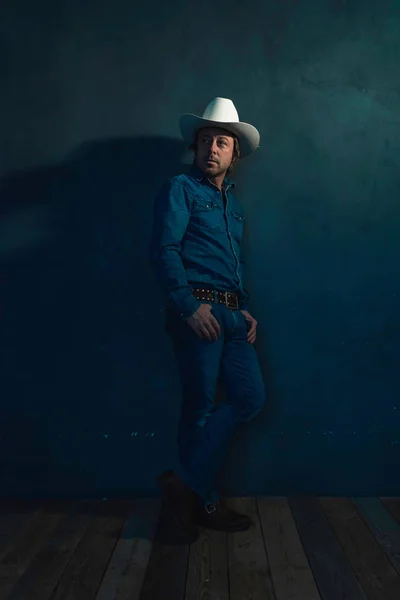 Uomo Che Indossa Camicia Jeans Cappello Cowboy Piedi Contro Muro — Foto Stock