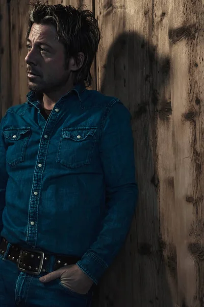 Man Denim Shirt Standing Wooden Wall — Stock Photo, Image