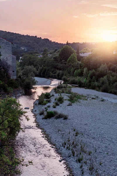 Gün Batımında Eski Bir Fransız Köyünün Tepelerindeki Nehir — Stok fotoğraf