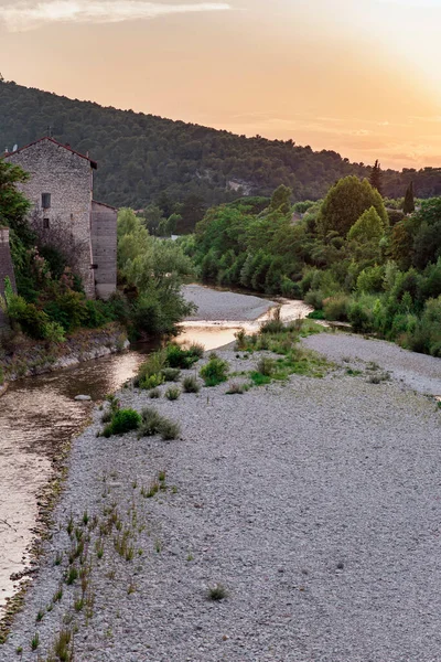 Rzeka Wzgórzach Starej Idyllicznej Francuskiej Wioski Podczas Zachodu Słońca — Zdjęcie stockowe