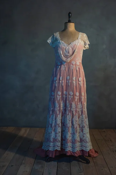 Vestido Vitoriano Rosa Busto Manequim Vintage Quarto Vazio — Fotografia de Stock