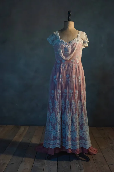 Vestido Vitoriano Rosa Busto Manequim Vintage Quarto Vazio — Fotografia de Stock
