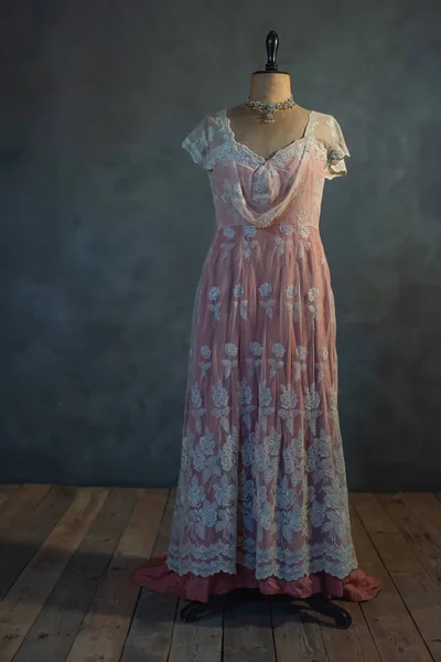 Рожева Вікторіанська Сукня Старовинному Маннекінському Бюсті Порожній Кімнаті — стокове фото