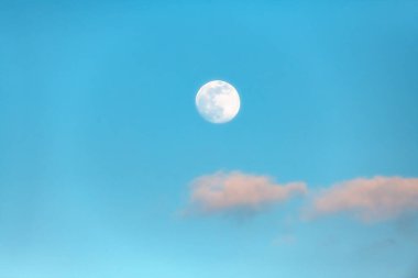 Dolunay ve şafakta biraz bulut..