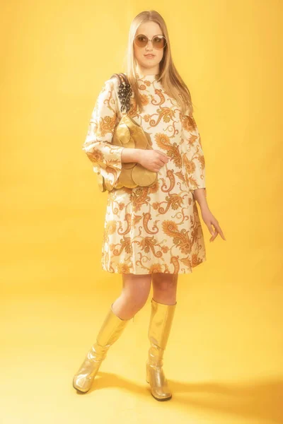 Modefrau Paisley Kleid Und Sonnenbrille Mit Handtasche — Stockfoto