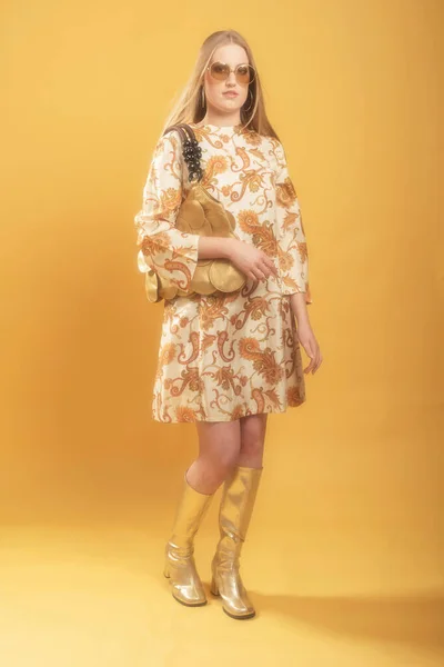 Mujer Moda Los Años Paisley Vestido Gafas Sol Sosteniendo Bolso —  Fotos de Stock