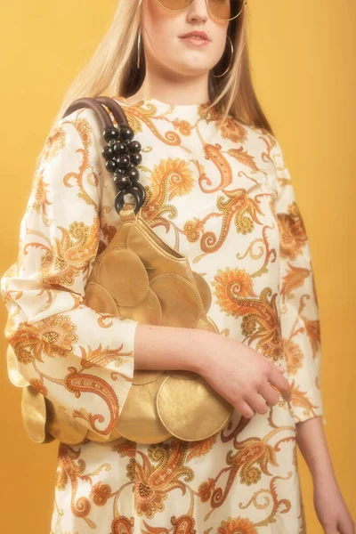 Frau Retro Paisley Kleid Der 1960Er Jahre Mit Goldener Handtasche — Stockfoto