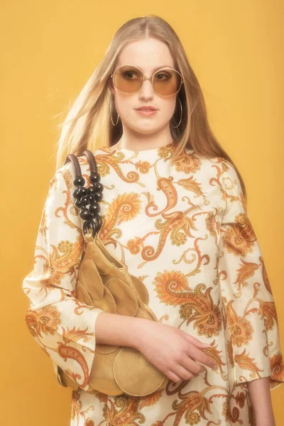 Mujer Rubia Moda Vestido Paisley Retro Gafas Sol Sostiene Bolso — Foto de Stock