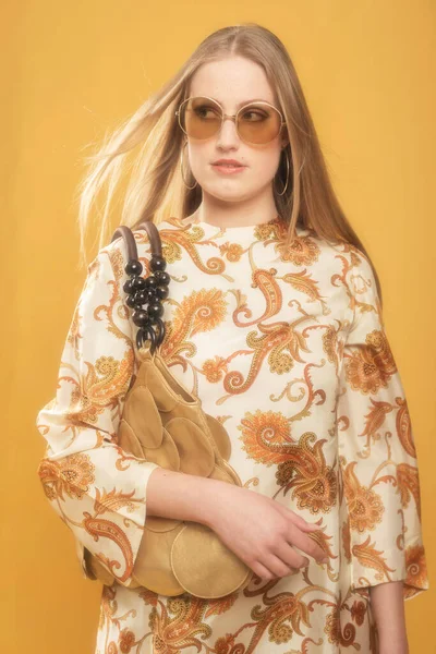 Modieuze Blonde Vrouw Retro Paisley Jurk Zonnebril Houdt Handtas — Stockfoto