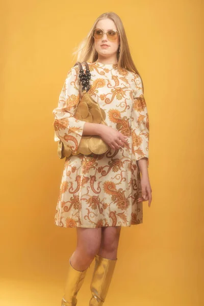 Modische Blonde Frau Vintage Paisley Kleid Und Sonnenbrille Hält Handtasche — Stockfoto