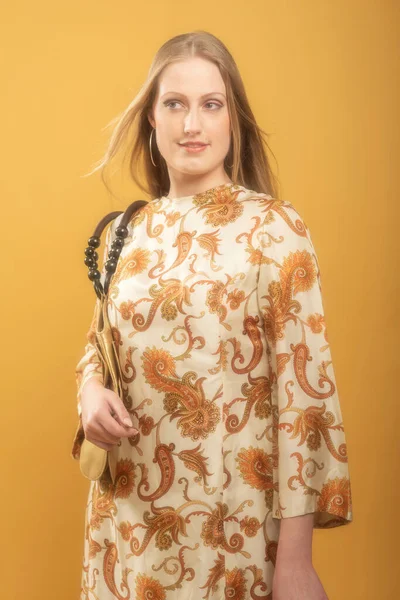 1960 Retro Mode Vrouw Vintage Paisley Jurk Houdt Handtas — Stockfoto