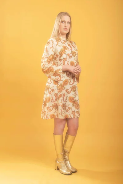 Frau Retro Look Der 1960Er Jahre Paisley Kleid Und Goldenen — Stockfoto