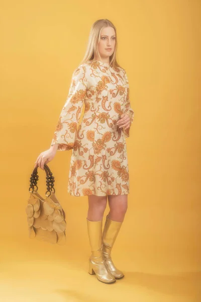 Vintage 1960S Fashion Woman Paisley Dress Golden Boots Holds Handbag — Stock Photo, Image