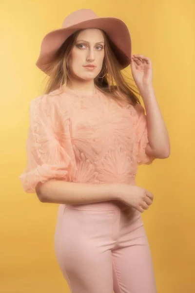 Vintage 1960 Mujer Moda Suéter Rosa Sombrero —  Fotos de Stock